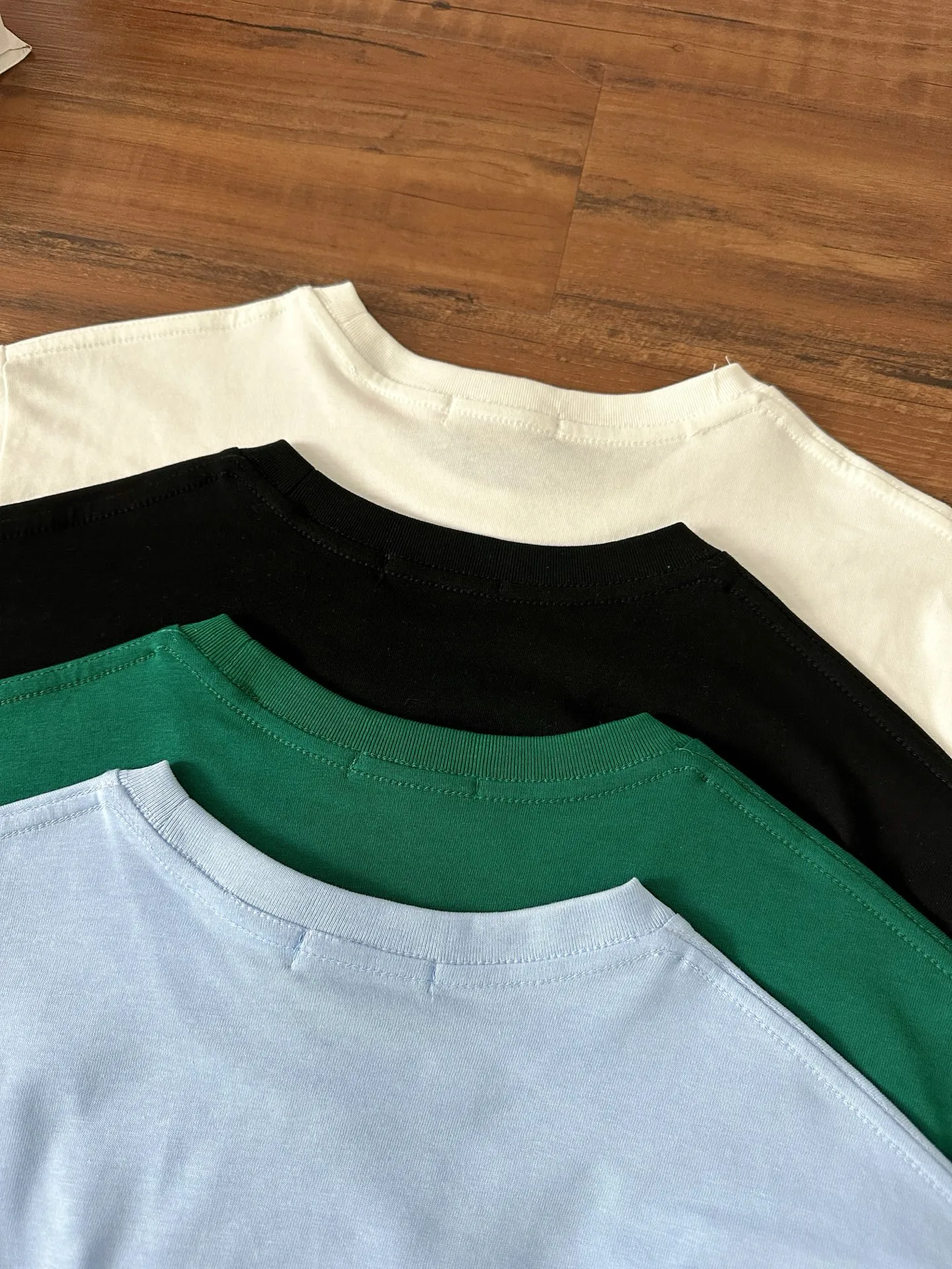 P130 Style number: RL004】Ralph Lauren/Ralph Lauren 25ss summer new round-neck T-shirt with English letter embroidery. The main logo on the neck has a QR code mark, which can be scanned for verification, and the detailed English letter logo embroidery is all high-density, all made by imported Tajima machines, which distinguishes low-quality products on the market. 32 counts, 240g hydrophilic toner, 100% cotton fabric, comfortable and soft, highly breathable, focusing on high-end cost-effectiveness, needless to say good quality. Available in a variety of colors, both boys and girls can try this genderless style, giving them a yuppie tone in no time. Immerse yourself in your leisurely style, and have your own style in retro. Natural, vivid and very French romantic feelings, perfectly integrating youthful atmosphere and trend. Color: Black, White, Green, Colorful Blue Size: S-xL S Shoulder width 44 Bust 104 Sleeve length 23 Clothing length 72 M Shoulder width 45 Bust 108 Sleeve length 24 Clothing length 74 L Shoulder width 46 Bust 112 Sleeve length 25 Clothing length 76 xL Shoulder width 47 Bust 116 Sleeve length 26 Clothing length 78